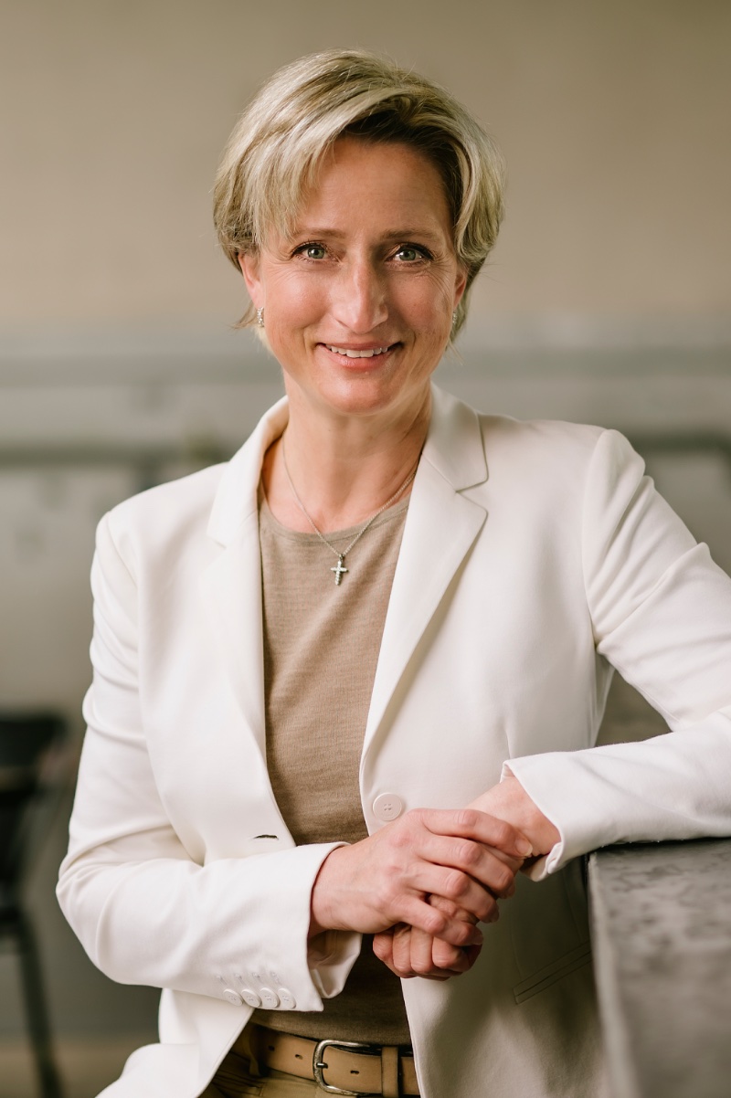Dr. Nicole Hoffmeister-Kraut